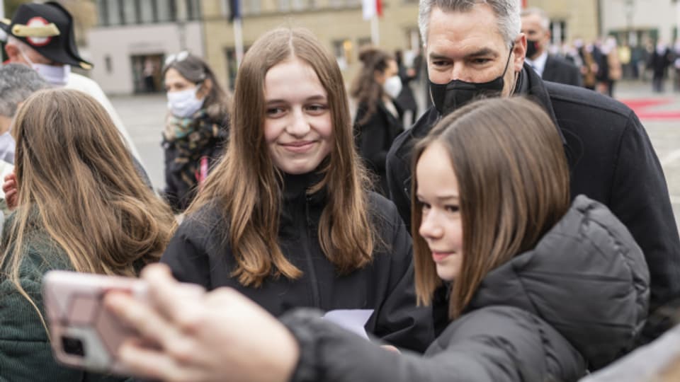 Der österreichische Kanzler liess sich mit Schülerinnen ablichten.