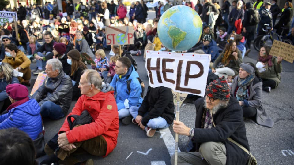 Help, Hilfe steht auf dem Plakat eines Teilnehmers des Klimastreiks in Lausanne. Auch im Kanton Solothurn setzten sich Menschen fürs Klima ein, aktuell mit einem Volkauftrag.