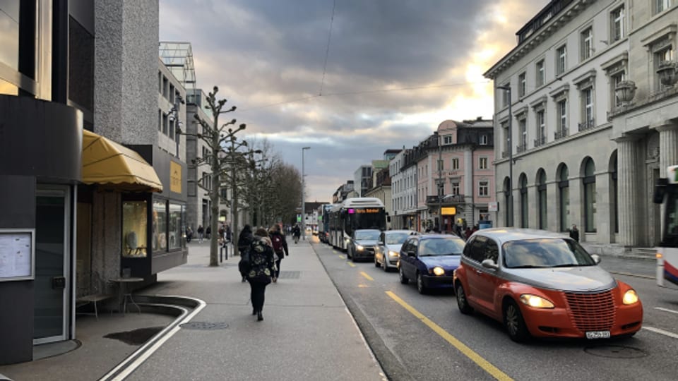 Die Bahnhofstrasse in Aarau muss so oder so saniert werden. Bevor man das in Angriff nimmt, will man testen, was Tempo 30 bringt und wie man die Strasse neu gestalten könnte.