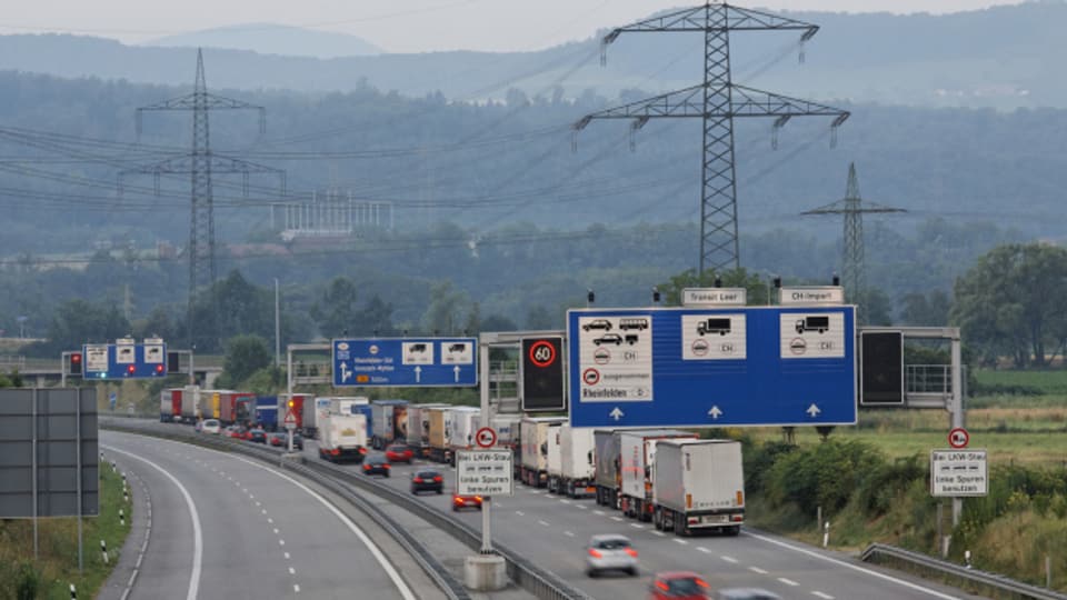Der Stau von Deutschland in Richtung Schweiz, vor dem Zoll in Rheinfelden. Das soll sich ändern, sagt eine Studie und hat 30 Vorschläge für die ganze Grenzregion.