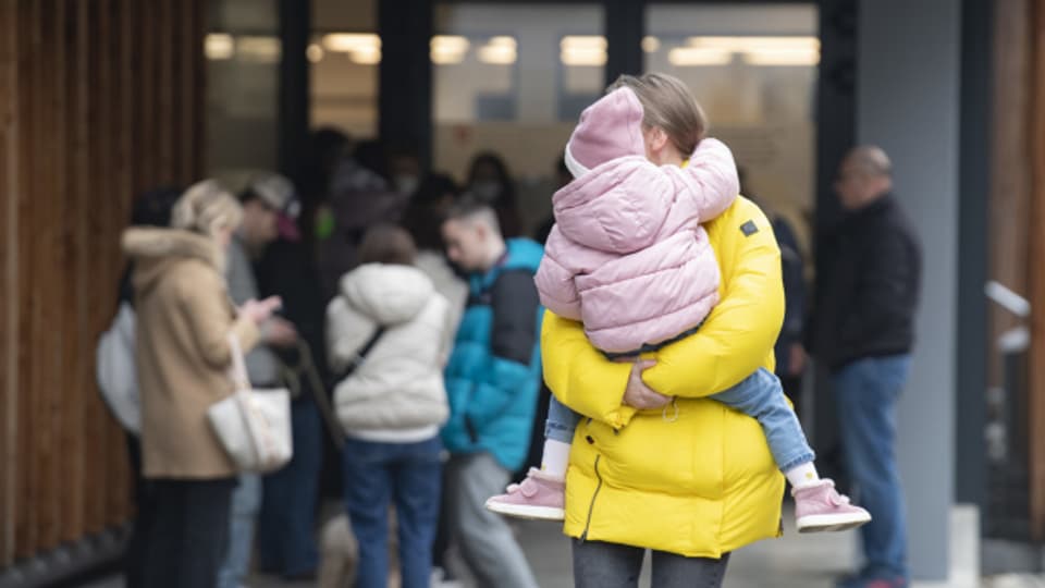 Flüchtlinge aus der Ukraine kommen im Bundesasylzentrum in Chiasso an. Der Bund verteilt die Flüchtlinge auf die Kantone.