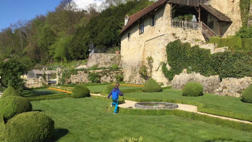 Rund um das Schloss Wartenfels ob Lostorf wird aktuell die grosse Gartenanlage neu gestaltet.