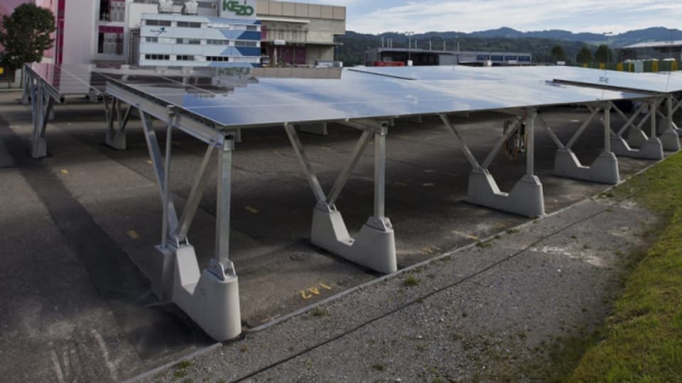 In Hinwil wird auf einem Parkplatz bereits Strom produziert