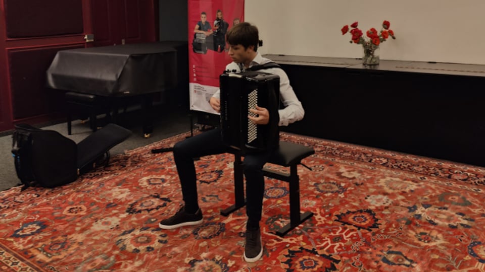 Der 15-Jährige Jonas Balmer aus Zofingen ist fasziniert vom Akkordeon-Spielen.