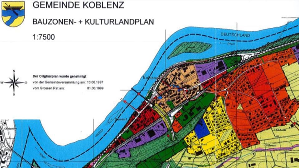 Die Bauzonen in Koblenz sind zu gross. Vor allem im Gebiet Rütenen (orange) wird wohl Land ausgezont werden müssen. Der Gemeinderat hat jetzt das Planen und Bauen auf den noch unüberbauten Grundstücken verboten.