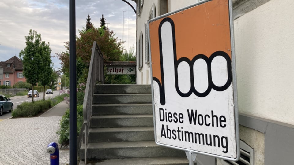 In Boniswil ruft im September 2022 ein Plakat zum Abstimmen auf. Sollen in Zukunft im Aargau auch 16-Jährige angesprochen sein?