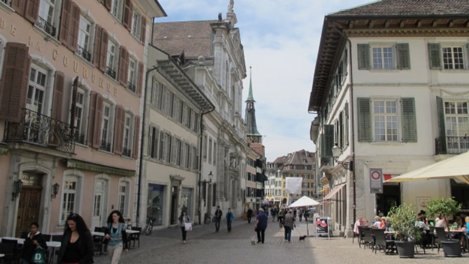 Die Altstadt von Solothurn lebt. Gründe sind u. a. das grosse Einzugsgebiet, die guten Parkiermöglichkeiten, bezahlbare Mieten und innovatives Gewerbe.