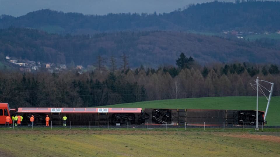 Bei Büren zum Hof, auf der Strecke Bern-Solothurn, ist ein Zug entgleist. Es gab Verletzte.