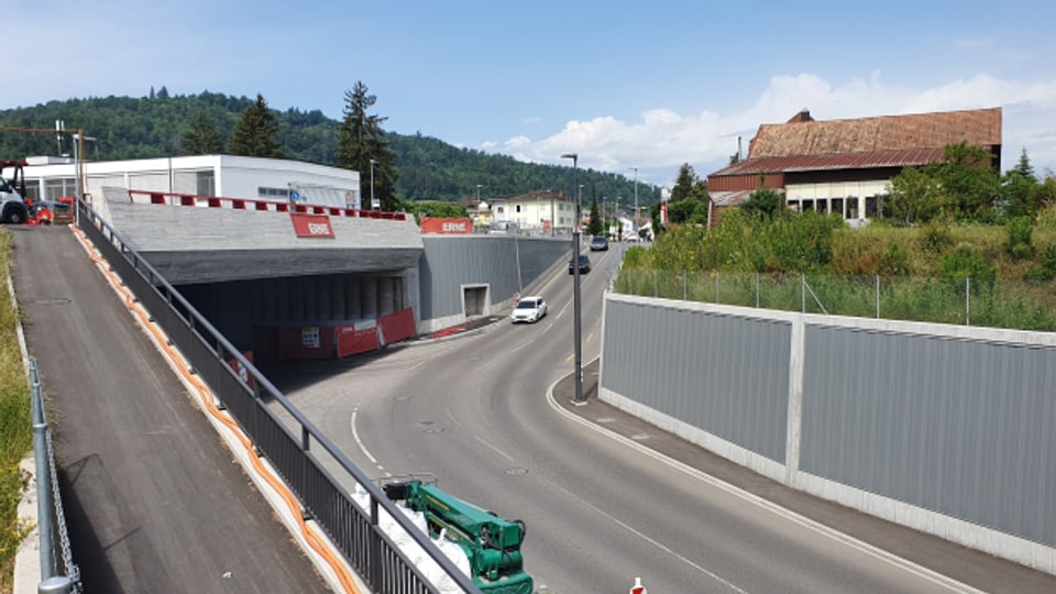 Blick auf das neue Tunnelportal der Umfahrung Zurzach.