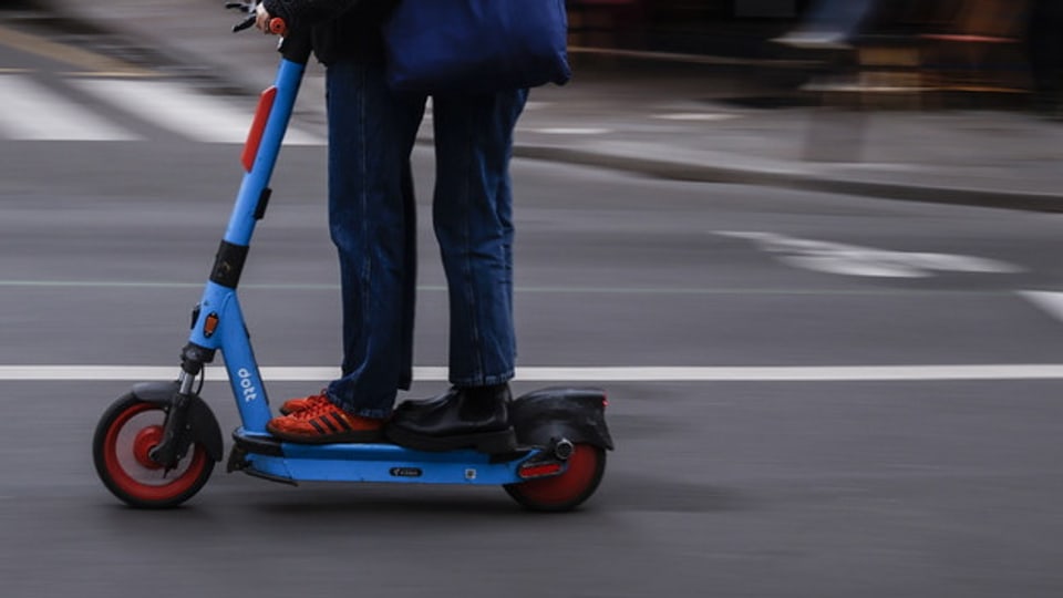 E-Scooter sind für die einen das ideale Transportmittel im Nahverkehr. Für andere sind sie eine Plage.