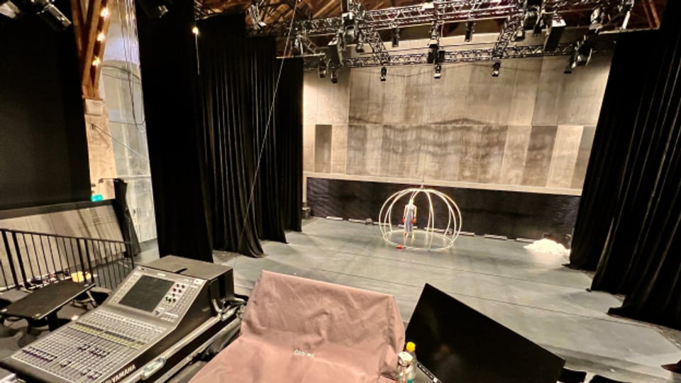 Die alte Reithalle lässt sich flexibel unterteilen. Die kleinere Bühne ist im Oktober 2023 bereit für die Premiere der Tanzproduktion «Sapere Aude».