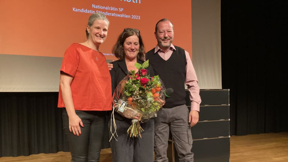 Blumen für den zweiten Wahlgang: Franziska Roth flankiert vom Co-Präsidium der SP Solothurn (Nadine Vögeli und Hardy Jäggi).