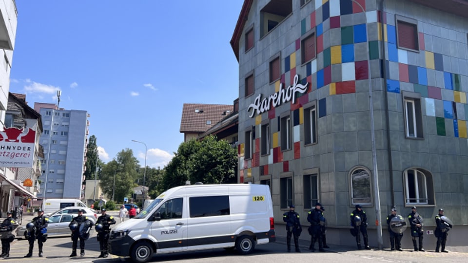 Ein ungewohntes Bild: Die Polizei riegelt die Bahnhofstrasse vor dem ehem. Hotel Aarehof komplett ab.