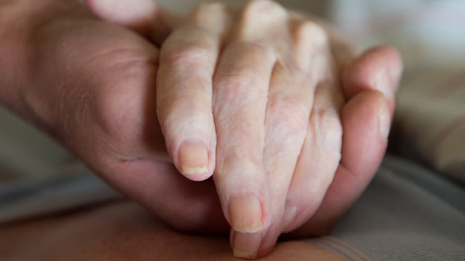 Die Pflicht, Sterbehilfe in Alters- und Pflegeheimen zuzulassen, gibt es bis jetzt nur in den Kantonen Wallis und Neuenburg.
