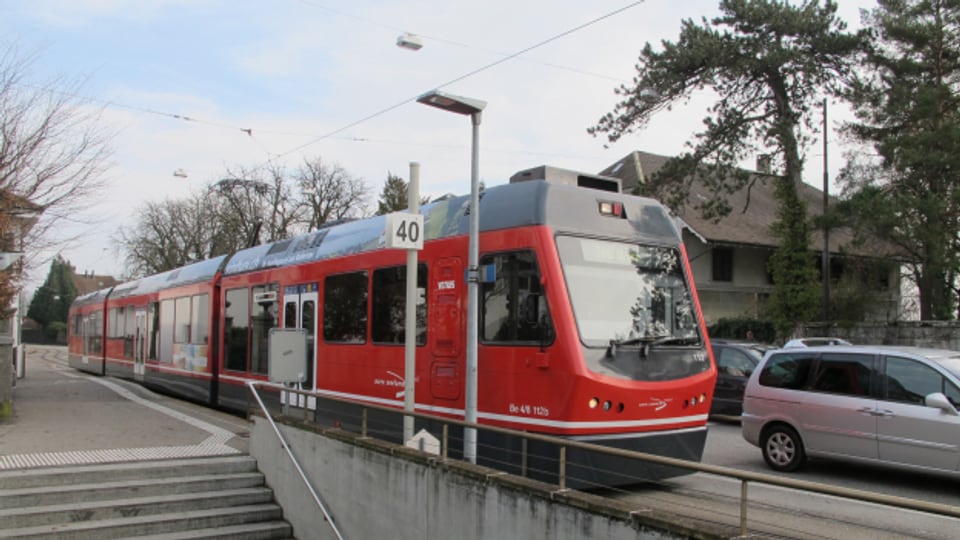 Ein Zug der Aare Seeland Mobil «Bipperlisi» an der Haltestelle Baseltor in Solothurn