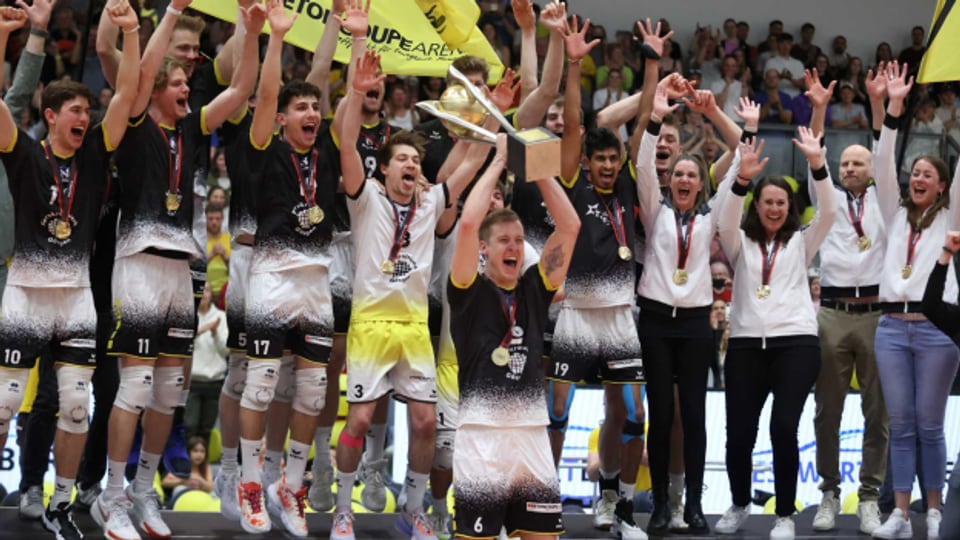 Schönenwerd entscheidet im Playoff-Final der Volleyballer die Finalissima gegen Amriswil mit 3:1 Sätzen zu seinen Gunsten und ist damit nach der Titelpremiere vor einem Jahr erneut Schweizer Meister.
