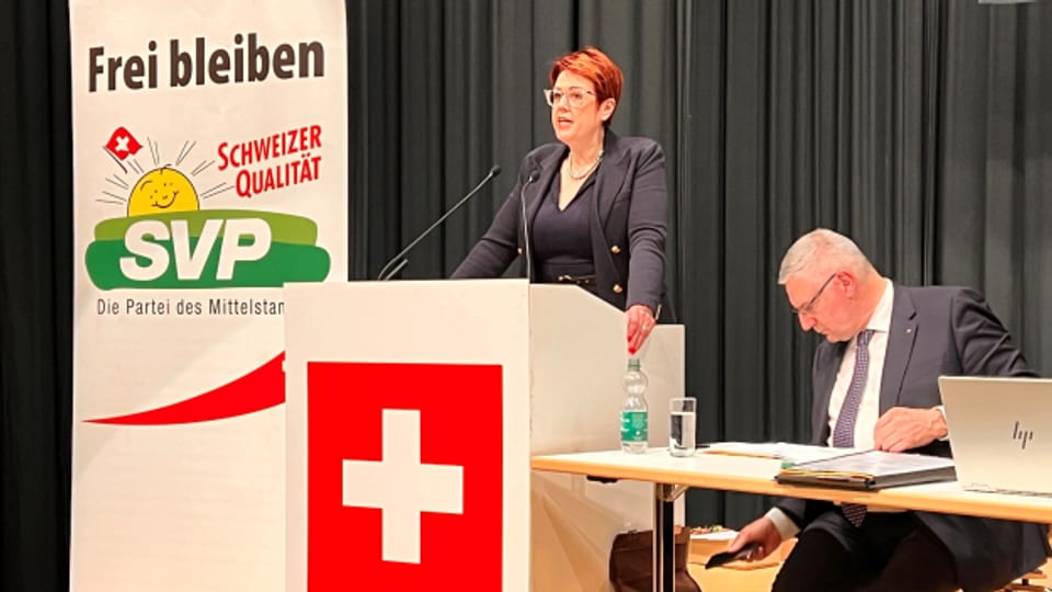 Desirée Stutz schaffte die Nomination als Regierungsratskandidatin für die SVP Aargau am 8. Mai nicht. Im Nachhinein sagt sie, die Wahlleitung habe sie unfair behandelt. Parteipräsident Andreas Glarner (rechts) will dazu nichts sagen.