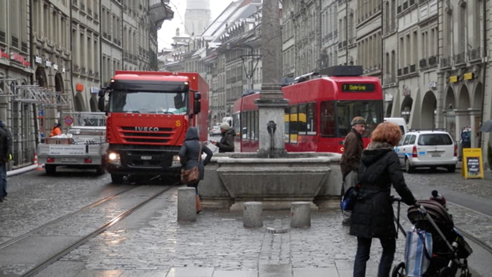 Lastwagen und Trams haben dem Belag und den Gleisen in der Berner Marktgasse zugesetzt.