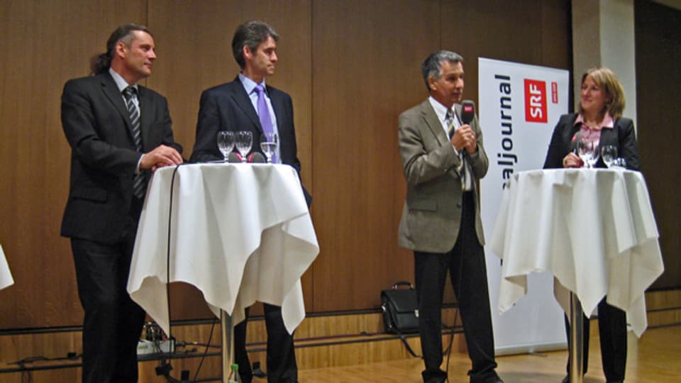 Oskar Freysinger (ganz links) und Christian Varone wurden von Luzius Theler (Walliser Bote) und Priska Dellberg (SRF) befragt.