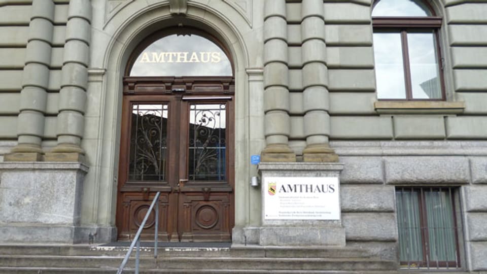 Im Berner Amtshaus findet der Prozess gegen den selbsternannten Heiler statt. Er soll 16 Menschen mit HIV angesteckt haben.