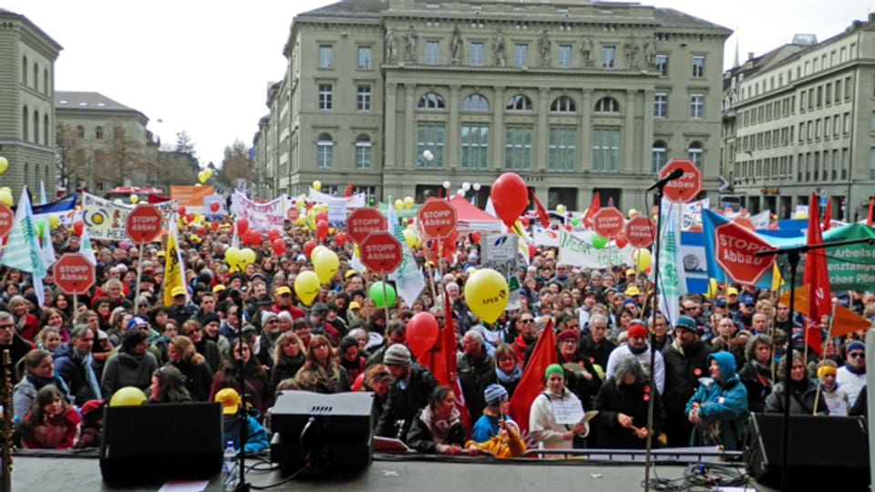 «Stopp Abbau» skandierten tausende Kantonsangestellte auf dem Bundesplatz.