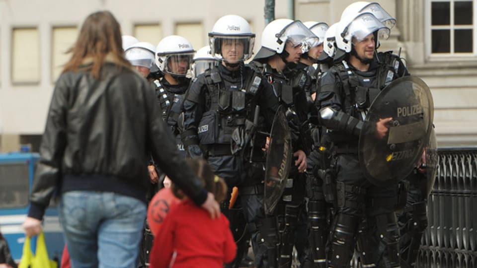 Ruhe dank Nulltoleranz: Polizisten überwachen den Demonstrationszug am 1. Mai 2013 in Zürich.