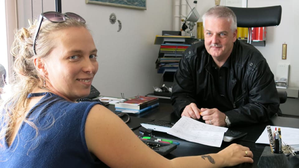 Regisseurin Nina Gühlstorff und Fremdenpolizeichef Alexander Ott in seinem Büro.