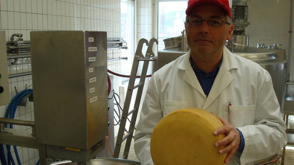 Daniel Wechsler von der Forschungsanstalt Agroscope weiss genau, wie gross die Löcher im Käse sein müssen.