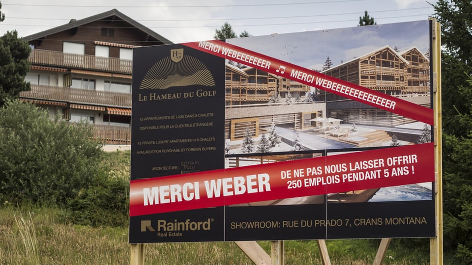 Ein Immobilienunternehmer klagt auf seinem Plakat bei Crans im Wallis Franz Weber wegen verlorener Arbeitsplätze an.
