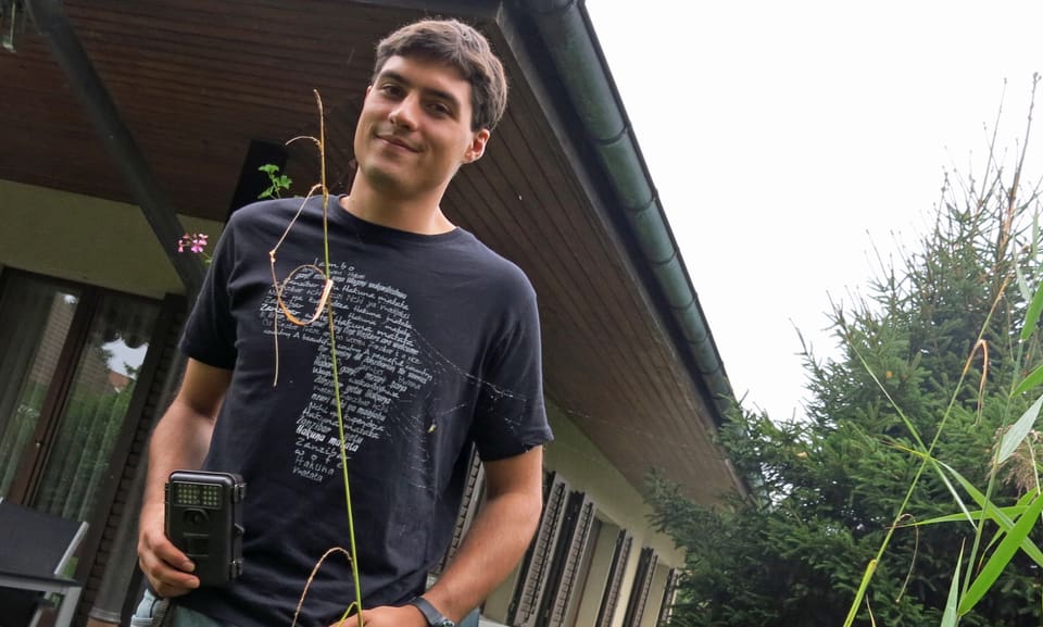 Thierry Aebischer mit einer Fotofalle im Garten seiner Eltern.