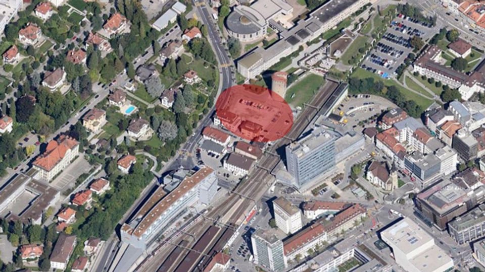Die Parzelle des Neubaus zwischen Uni Miséricorde (oben) und Bahnhof (unten).