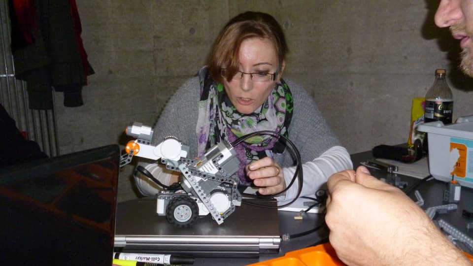 Volle Konzentration der Roboter-TüftlerInnen in Freiburg