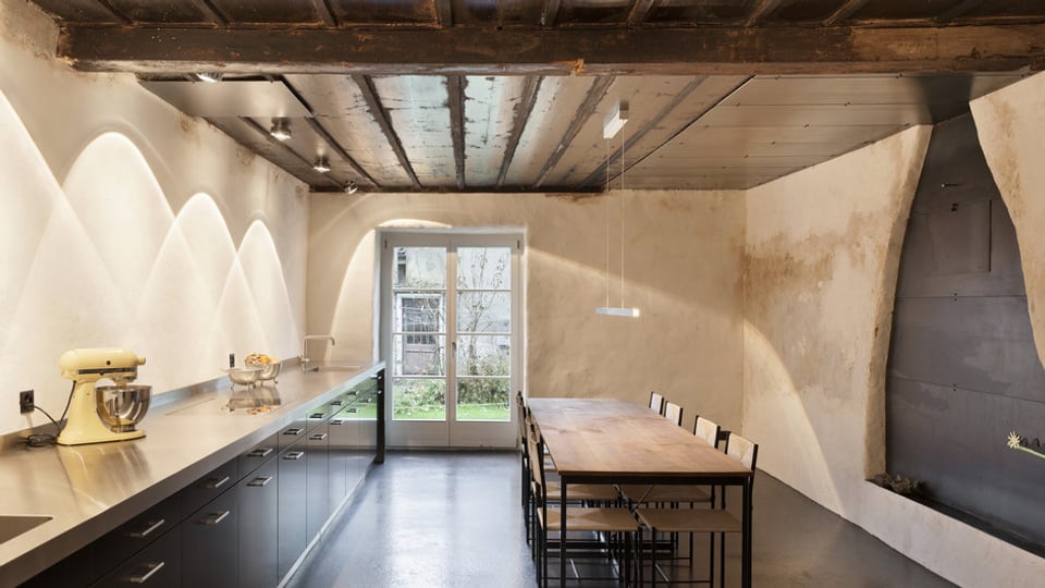 Denkmalpflege: Alt und Neu stehen sich in der Küche eines Bauernhauses in Cortébert gegenüber.