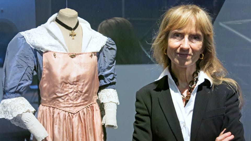 Museumsleiterin Verena Villiger in der Ausstellung «Dresscode»