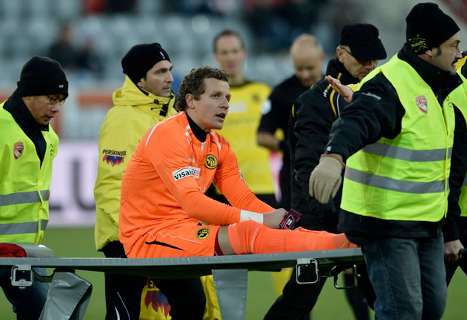 Goalie Marco Wölfli wird verletzt vom Feld getragen.