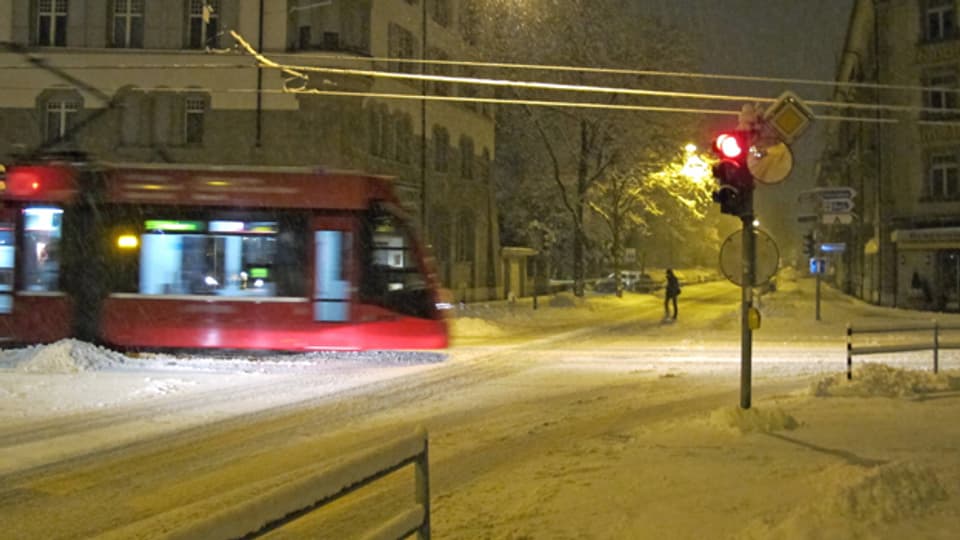 Der Verkehr in der Stadt Bern hat wie hier im Monbijou mit dem Schnee zu kämpfen.