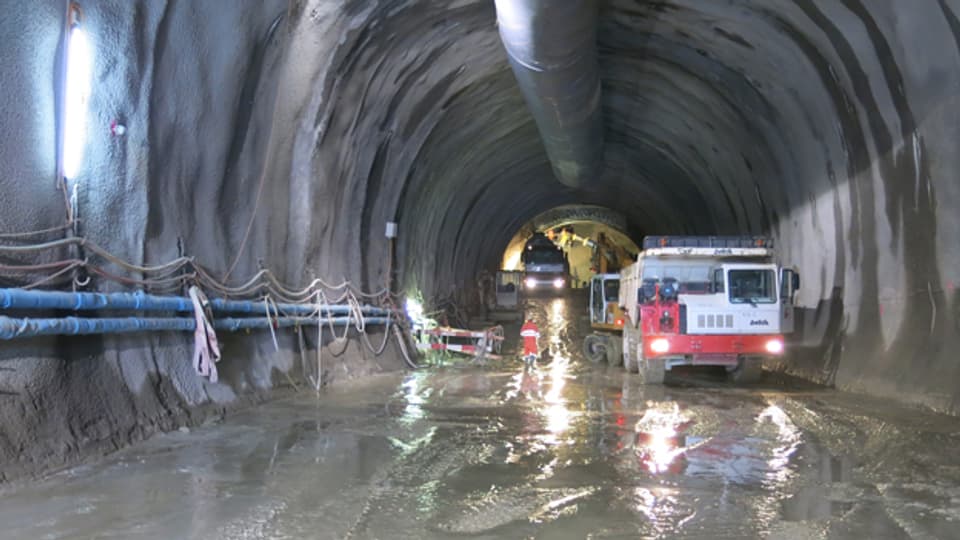 Im Eisenbahntunnel auf der Strecke Bern - Neuenburg wird wieder gebaut.