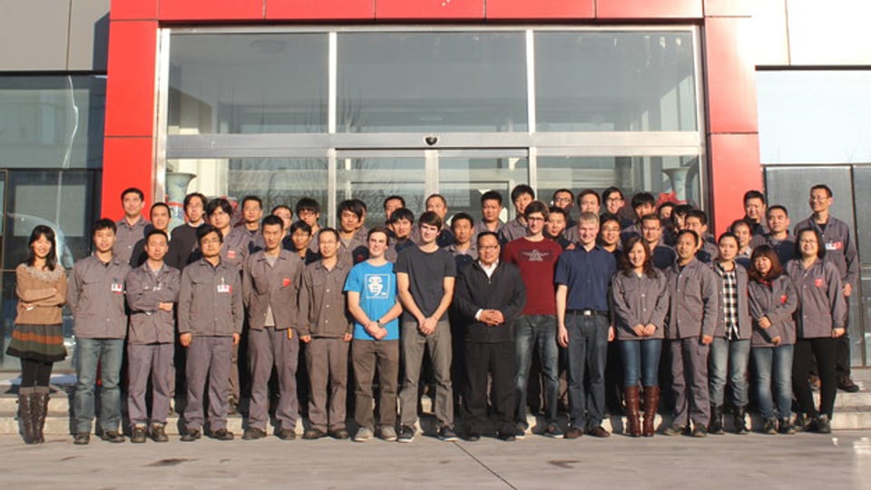 Gruppenbild mit den Arbeitskollegen vor dem Werk in Tianjin/China.