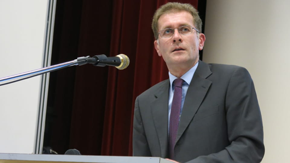 Regierungsrat Christoph Neuhaus erklärte in Thierachern, weshalb die Deponie nötig sei.