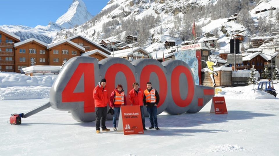 Mitglieder der Unia beim Kampagnenstart in Zermatt.