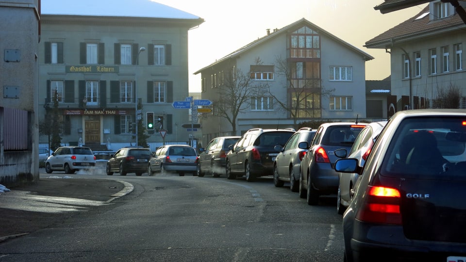 Der Leidensdruck in Oberburg ist gross. Jeden Morgen stauen sich die Autos im Ort.