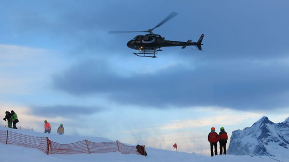 Fast im Minutentakt starten und landen Helikopter mit Gästen auf der Lauberhornschulter