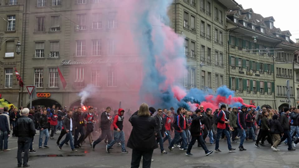 Basler Fans unterwegs durch die Berner Innenstadt.