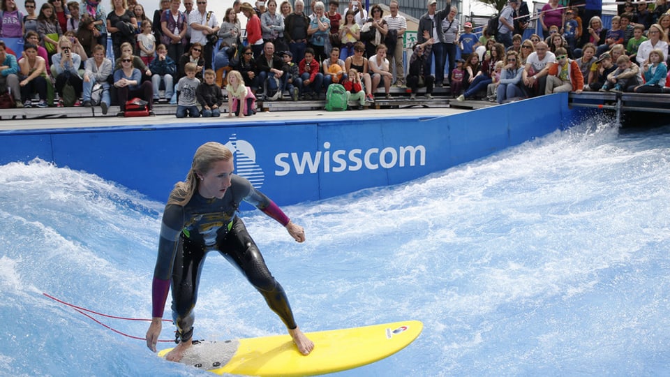 Snowboard-Olympiasiegerin Tanja Frieden surft auf der Giga-Welle an der BEA.