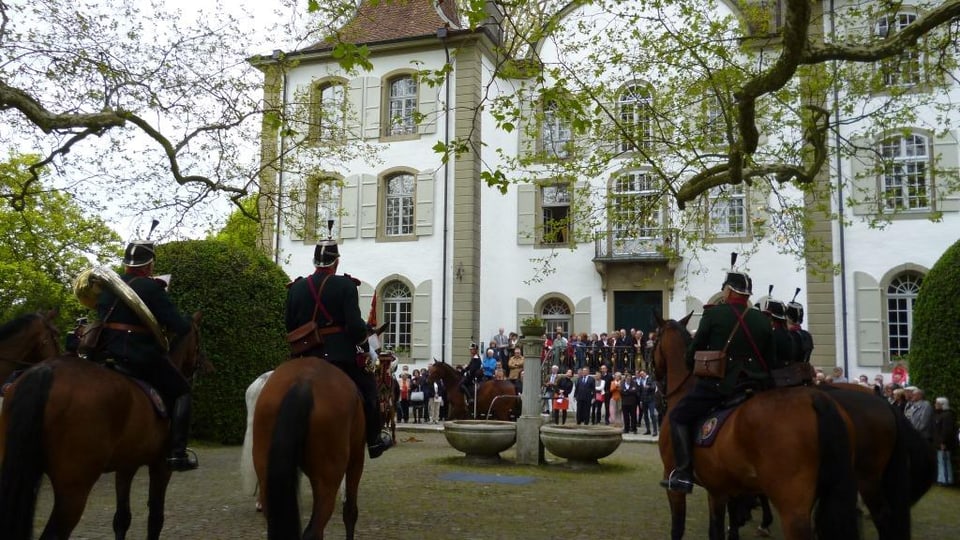 Eine Szene wie vor 60 Jahren: Die Kavallerie-Bereitermusik spielt vor dem Schloss Jegenstorf auf.