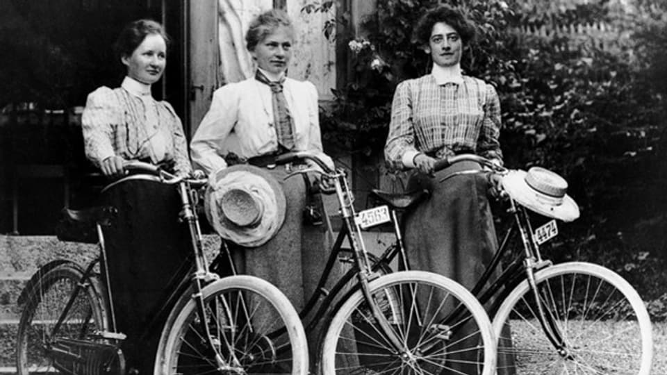 Die Kommilitoninnen Regina Wyler, Frida Kaiser und Marie Kühne 1902 mit ihren Fahrrädern. Regina Cornaz-Wyler war vermutlich die erste jüdische Schweizer Studentin an der Universität Bern.