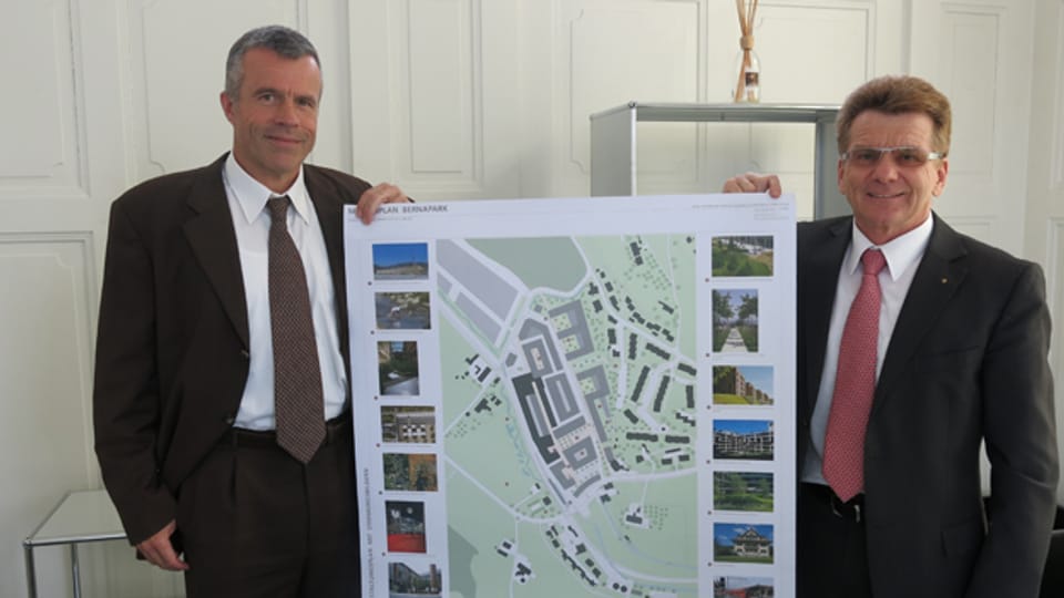 Der Gemeindepräsident von Stettlen, Lorenz Hess (links), und Investor Hans-Ulrich Müller präsentieren den «Masterplan».