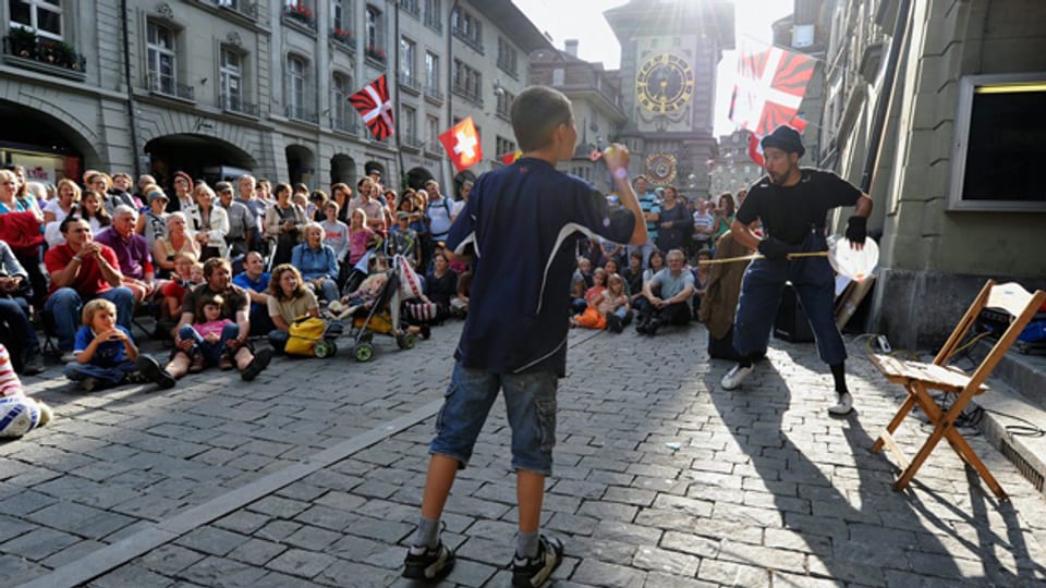 Viel Publikum aus der Region Bern am jährlichen Buskers - neu zahlen die Gemeinden um Bern auch an das Festival.