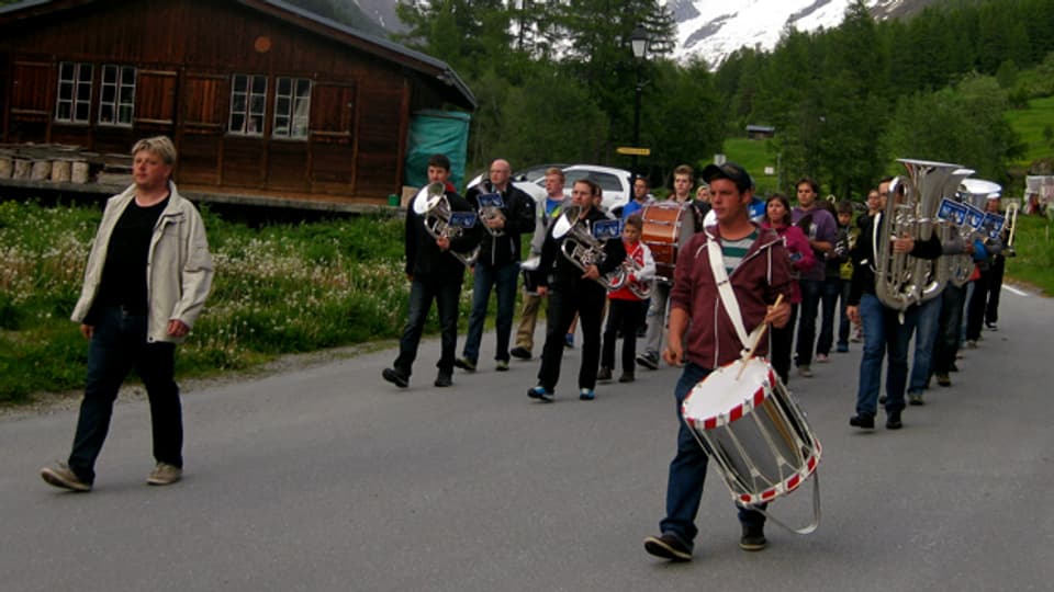 Die Dorfmusik von Blatten übt das Marschieren.