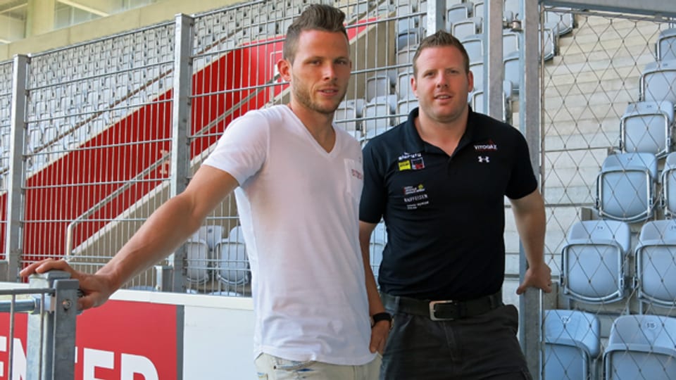 Fussballer Stefan Glarner (links) und sein Bruder Matthias im Stadion des FC Thun.